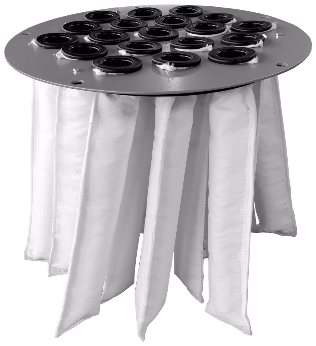 Aufsicht auf eine runde Metallplatte mit mehreren schwarzen Gummitüllen; darunter hängen weiße Stofffiltertaschen in Falten — Bauteil einer industriellen Staubfilteranlage.