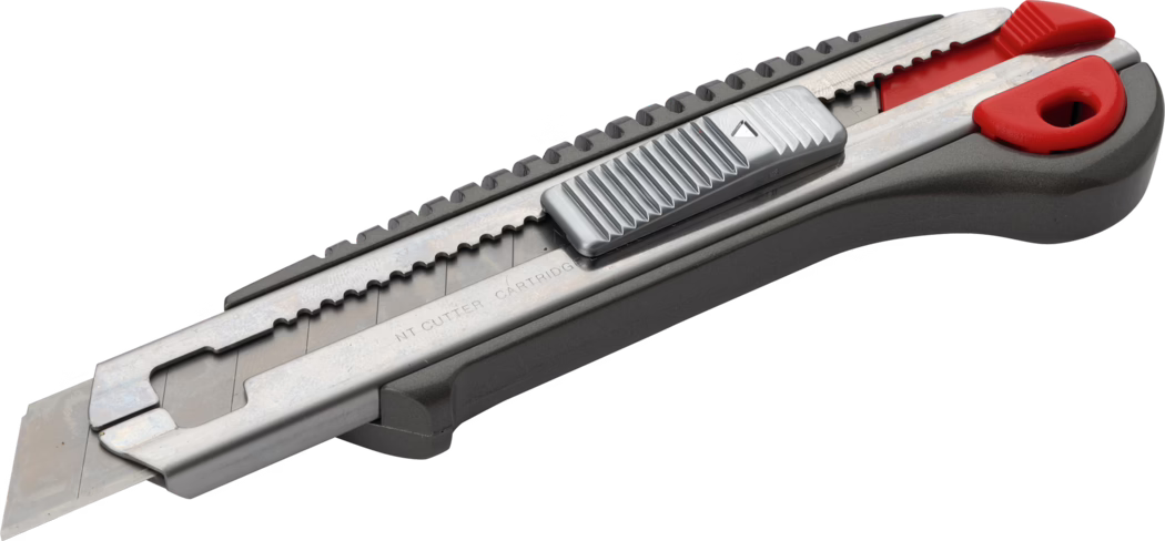 Nahaufnahme eines einziehbaren Cuttermessers mit teilweise ausgefahrener, segmentierter Abbrechklinge. Die Metallklinge und der Schiebemechanismus sind in einem grauen Kunststoffgriff mit roten Akzenten montiert; geriffelter Metallschieber, gezahnter Klingenhalter und sichtbare Bruchlinien an den Klingensegmenten. Auf weißem Hintergrund isoliert.