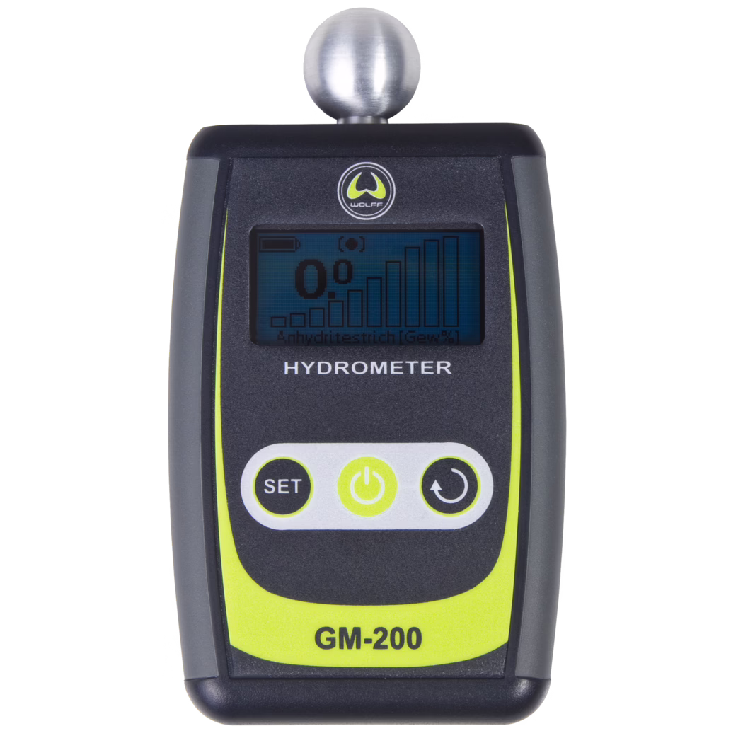 WOLFF_Dummy_71054_GM 200_2025-08 Handliches digitales Hydrometer/Feuchtigkeitsmessgerät GM-200 mit einer oben montierten, kugelförmigen Metallsonde. Das Gerät hat ein schwarzes bis dunkelgraues Kunststoffgehäuse mit neongelben Akzenten, ein kleines monochromes Display mit der Anzeige '0°' und einem Balkendiagramm, das 'WOLFF'-Logo über dem Display, die Beschriftungen 'HYDROMETER' und 'GM-200' sowie drei runde Fronttasten mit 'SET', einem Ein-/Aus-Symbol und einem Dreh-/Zurück-Symbol.