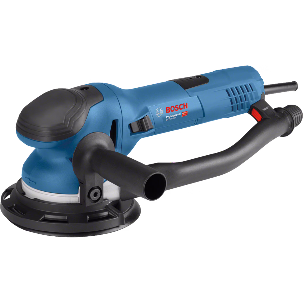 Nahaufnahme eines blauen Bosch Professional Elektroschleifers auf weißem Hintergrund. Das Gerät besitzt ein abgerundetes blaues Gehäuse mit schwarzer Softgrip-Oberseite, einen ergonomisch geformten D-förmigen Zusatzgriff in Schwarz an der Vorderseite sowie einen langen Hauptkörper mit Lüftungsschlitzen und einem Stromkabel am Heck. Unterhalb ist eine große runde Schleifplatte mit schwarzer Staubschutzummantelung sichtbar; am Gehäuse ist das rote BOSCH-Logo und der Schriftzug 'Professional' angebracht. Der Schleifer verfügt zusätzlich über einen integrierten Anschluss für die Staubabsaugung am Griff, einen schwarzen Ein-/Ausschalter mit rotem Akzent und eine robuste Kunststoffkonstruktion für den professionellen Einsatz.