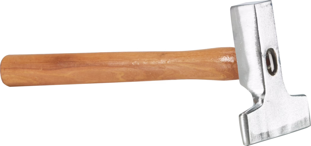 WOLFF_Dummy_13619_rubbing hammer_2025-08 Nahaufnahme eines Hammers: ein hellbrauner Holzgriff verläuft nach links, rechts ist der silberne Metallkopf vor weißem Hintergrund zu sehen. Der Kopf hat eine flache Schlagfläche und eine Kerbe; die Metalloberfläche wirkt gebürstet. Der Holzgriff zeigt eine glatte Maserung und polierte Oberfläche.