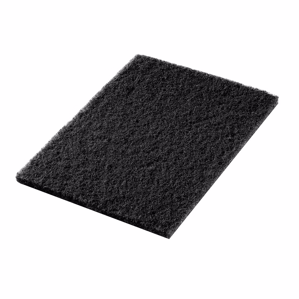 RZ_Web Dummy_RZ Handpad schwarz_1000x1000px_2019-08 Ein rechteckiges schwarzes Reinigungspad aus faserigem Material, das zum Schrubben von Oberflächen gedacht ist. Das Pad hat eine leicht raue Textur, die beim Entfernen von hartnäckigen Flecken und Schmutz hilft. Seine Größe und Form machen es für verschiedene Reinigungsaufgaben geeignet, einschließlich Küchen- und Badezimmeroberflächen. Dieses Pad wird typischerweise mit einem Reinigungsmittel für effektive Ergebnisse verwendet.