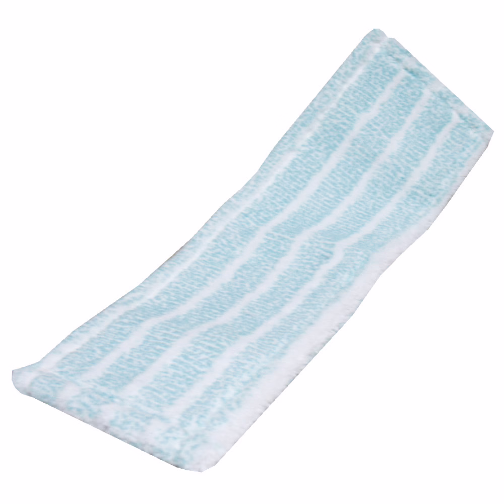 RZ_Web Dummy_RZ Microfasermopp_1000x1000px_2019-08 Ein rechteckiges Reinigungspad mit einer hellblauen Oberfläche, das ein texturiertes Muster aufweist. Das Pad sieht weich aus und hat einen weißen Rand. Es ist für den Einsatz mit Reinigungsgeräten konzipiert und zeigt eine Reihe von parallelen Linien, die über die Länge verlaufen und auf einen vorgesehenen Griff oder eine Textur für effektives Reinigen hinweisen.