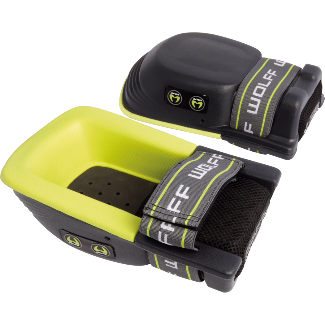 WOLFF_Dummy_81715_Knee protector 200 Pro_2025-08 Nahaufnahme eines Paares leuchtend gelber und schwarzer Knieschoner mit verstellbaren grauen Riemen mit Markenaufdruck, strukturierter gelber Außenseite, schwarzer gepolsterter Innenseite mit Belüftungsöffnungen und kleinen runden Markenbuttons an der Seite; vor weißem Hintergrund.