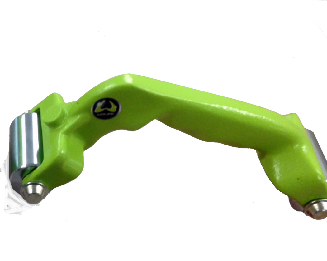 77724_Andrückrolle_alt Nahaufnahme eines hellgrünen Handwerkzeugs mit ergonomisch gebogenem Kunststoffgriff und Fingerkonturen, horizontal auf weißem Hintergrund abgebildet. An beiden Enden befinden sich kleine glänzende zylindrische Metallrollen, die mit sichtbaren Nieten befestigt sind. Der Griff hat eine glänzende Lackoberfläche und ein kleines schwarzes rundes Logo mit gelbem Emblem an einer Seite. Das Bild betont die leuchtende Farbe, die geschwungene Form und die Metalldetails und deutet auf ein Gerät zum Rollen, Glätten oder für leichte Massageaufgaben hin.