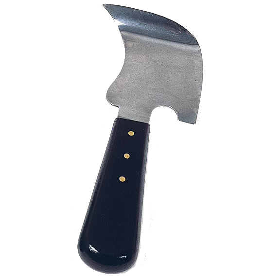 WOLFF_Dummy_13453_quarter moon knife bent_2025-08 Ein kurzstieliges Käsemesser mit gebogener Edelstahlklinge, die eine abgerundete Einkerbung nahe der Ferse und eine abgeschrägte Schneide aufweist; der glänzend schwarze Griff ist mit drei Messingnieten befestigt. Das Werkzeug dient zum Schneiden und Servieren von halbfesten Käsesorten und ist vor weißem Hintergrund fotografiert.