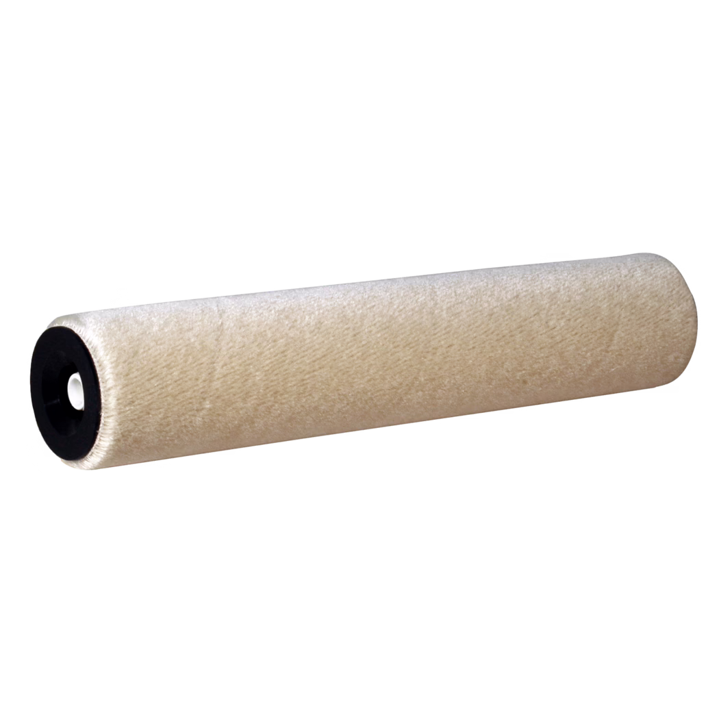 57355_Farbroller Zylindrische Farbwalzenhülse, horizontal auf rein weißem Hintergrund abgebildet. Die Hülse besitzt einen beige-farbenen, samtigen Flor mit gleichmäßig kurzem Flor und feiner Richtungstextur, was auf Eignung für glatte bis leicht strukturierte Anstrichflächen hinweist. An einem Ende ist eine schwarze Kunststoff-Endkappe sichtbar, die einen weißen, hohlen Kern umschließt, an dem die Walze am Halter befestigt wird. Das Bild hebt die textile Oberfläche und die gleichmäßige Beleuchtung hervor und zeigt feine Faserdetails sowie die schlichte, funktionale Form der Walzenhülse.