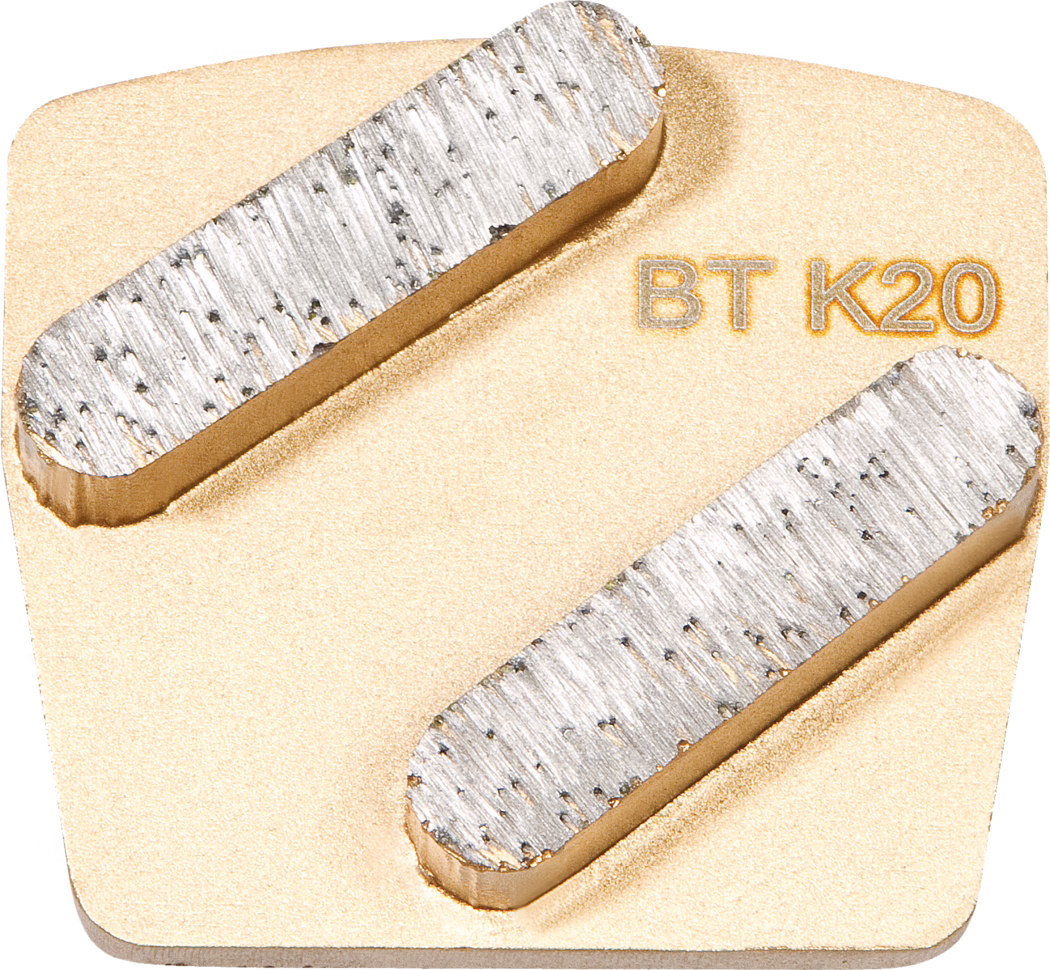 WOLFF_Dummy_68390_BT K20_2025-08 Nahaufnahme einer goldfarbenen Diamantschleifplatte mit drei länglichen silbernen Diamantsegmenten, die diagonal in die Platte eingelassen sind. Jedes Segment zeigt eine gerippte Metalloberfläche mit sichtbarem schwarzem Diamantkorn und kleinen Gebrauchsspuren. Die matte goldfarbene Bindung der Platte ist strukturiert und mit einem orangefarbenen Schriftzug 'BT K20' geprägt. Eng zugeschnittener Detailblick, der Oberflächentextur und Industrie-Werkzeugkomponenten für Beton-Schleif- und Polierarbeiten betont.