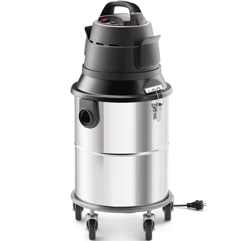 Derendinger_Dummy_10827_DS-Master_Sauger_2019.12 Ein silberner und schwarzer Industriesauger auf Rädern, mit einem zylindrischen Edelstahlkörper und einem schwarzen Oberteil mit Bedienelementen. Er wurde für schwere Reinigungsaufgaben konzipiert und kann sowohl trockene als auch nasse Abfälle behandeln. Der Staubsauger hat einen abnehmbaren oberen Bereich, einen Auslassanschluss und ist mit einem Stromkabel für die Stromversorgung ausgestattet.