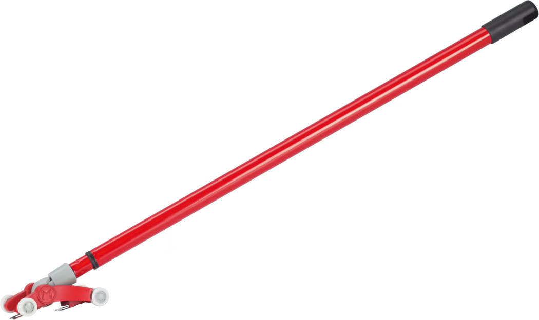 WOLFF_Dummy_62183_Mozart speed trimmer telescopic handle_2025-08 Roter Teleskop-Moppstiel mit schwarzem Gummigriff oben und rotem, schwenkbarem Moppkopf unten. Der glänzende Metallstiel liegt diagonal vor weißem Hintergrund. Der Moppkopf verfügt über graue Kunststoffgelenke und kleine weiße Rollen für einfache Lenkung und Bodenreinigung.