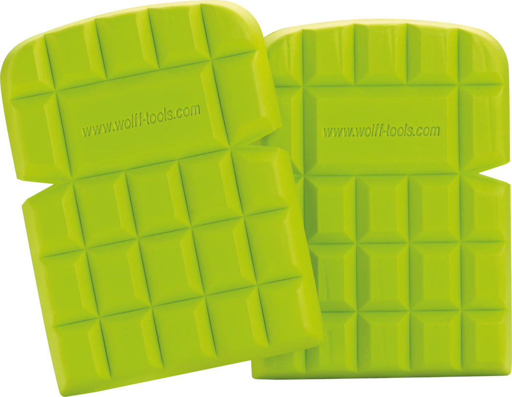WOLFF_Dummy_51560_Knee pads_2025-08 Zwei leuchtend limonengrüne Schaumstoff-Knieschützer mit quadratischem Gittermuster, strukturierter Oberfläche und der eingeprägten Webadresse www.wolff-tools.com. Die Polster liegen überlappend auf weißem Hintergrund; jeweils erhabene rechteckige und quadratische Dämpfungselemente sorgen für Komfort beim Knien und rutschfesten Halt.