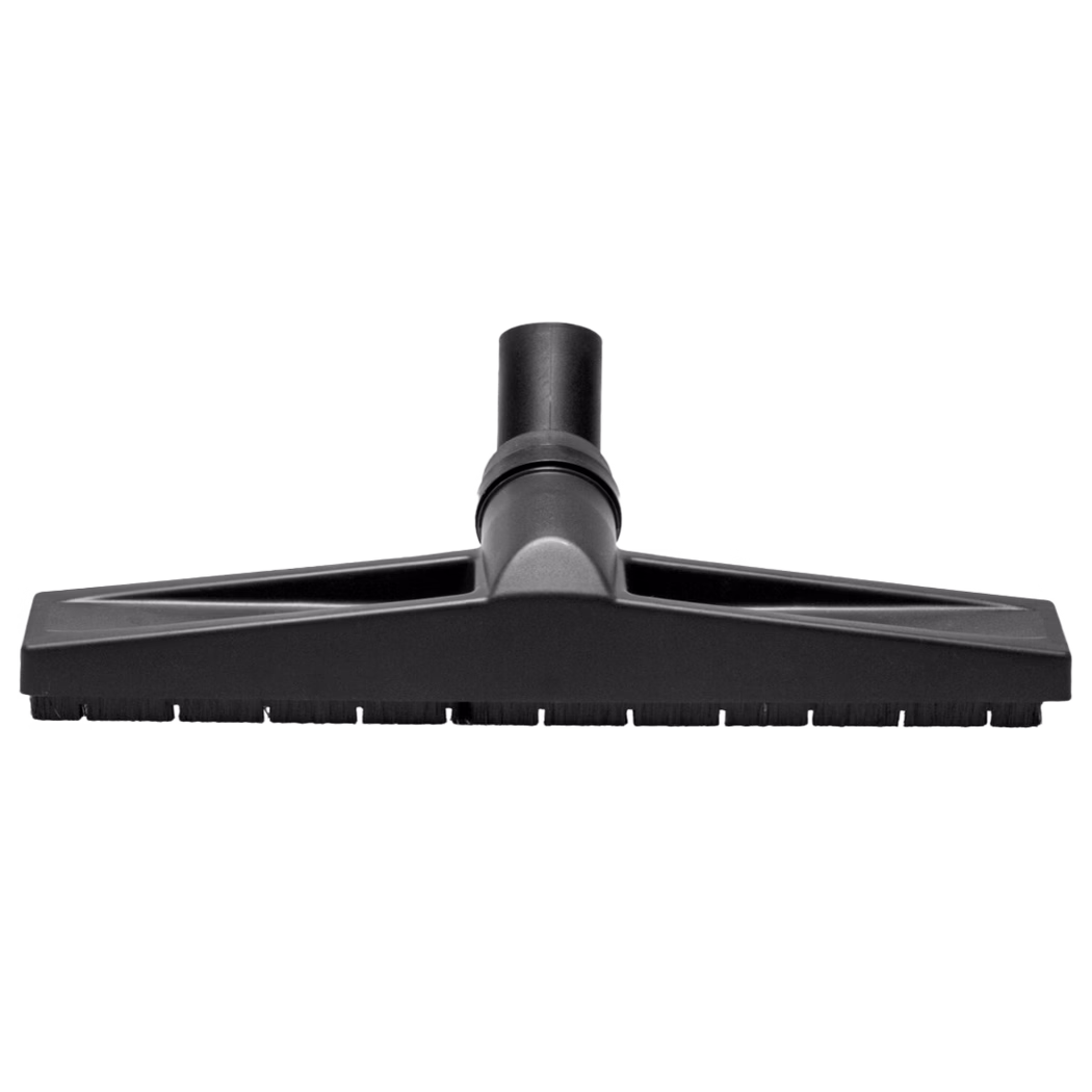Ein schwarzes Staubsaugerzubehör in Form eines dreieckigen Abziehers. Der Aufsatz hat ein breites, flaches Design mit Borsten entlang der Kante für eine effektive Reinigung und einen zylindrischen Anschluss an der Oberseite zur Befestigung an einem Staubsauger-Schlauch.