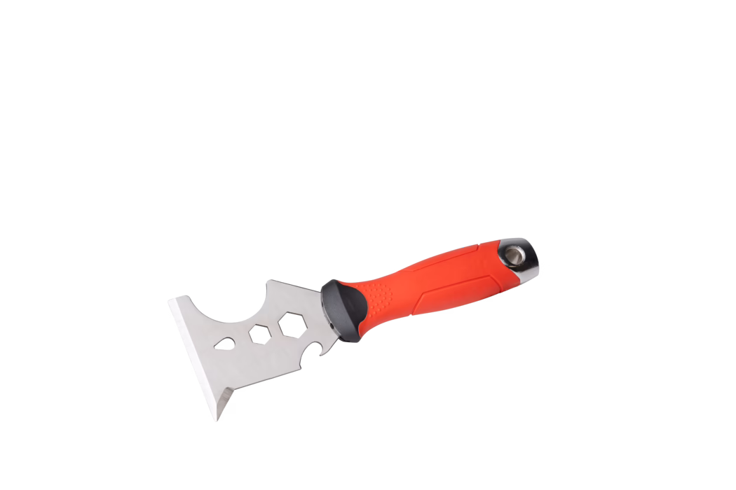 Ein mehrzweckiger Schaber aus Edelstahl mit einer dreieckigen flachen Klinge und einem rot gummierten ergonomischen Griff. Die Klinge besitzt eine scharf geschliffene abgeschrägte Schabkante, eine spitze Ecke und mehrere Aussparungen in Form von Sechskantöffnungen und einer tropfenförmigen Öffnung, die als Steckschlüssel und zum Entfernen von Farbe dienen. Der Griff hat eine strukturierte Oberfläche, einen schwarzen Gummikragen nahe der Klinge zum Handschutz und ein Metallöse am Griffende zum Aufhängen. Das Werkzeug ist vor weißem Hintergrund fotografiert.