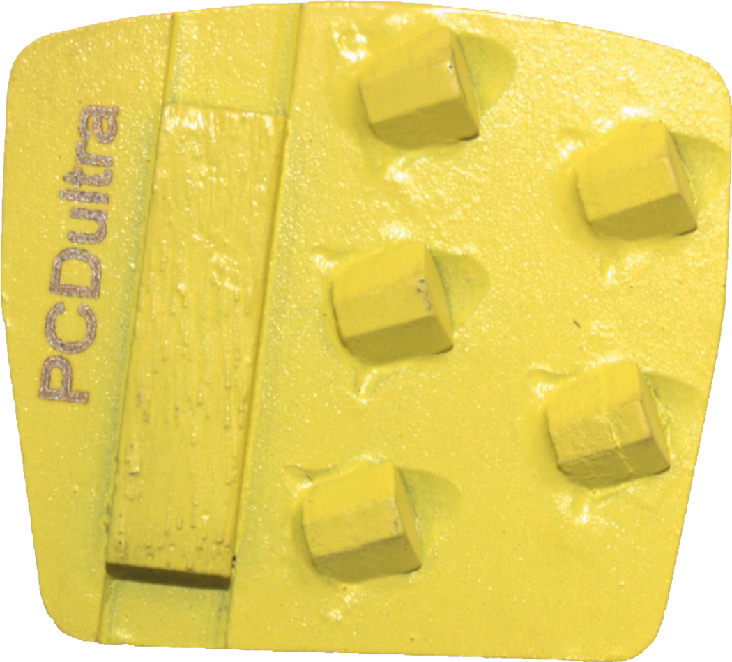 WOLFF_Dummy_75364_PCD Ultra yellow_2025-08 Ein gelbes, quadratisches Diamant-Schleifsegment zur Bodenvorbereitung. Die metall- oder harzgebundene Platte hat rechts sechs erhabene quadratische Diamantknöpfe und links eine lange rechteckige Montage- oder Verschleißleiste. Die Oberfläche ist hellgelb und leicht rauh mit geringen Gebrauchsspuren; am linken Rand ist vertikal 'PCDultra' eingeprägt. Das Segment wird an einer Schleifmaschine oder Trägerplatte befestigt und dient zum groben Abtrag von Beton oder Stein.