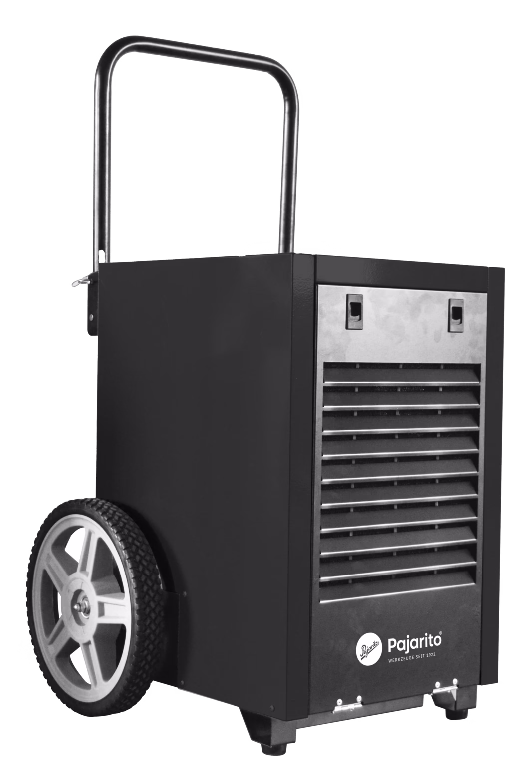 Pajarito_Dummy_Bautrockner 50L_181151_2024-08 Mobiler industrieller Luftentfeuchter auf zwei großen Rädern mit klappbarem Metallgriff. Das Gerät verfügt über ein hohes, rechteckiges schwarzes Metallgehäuse, eine frontale Metallgitter mit waagerechten Lamellen für Zu- oder Abluft, zwei kleine Verschlüsse oben vorne, Gummifüße und ein deutlich sichtbares 'Pajarito'-Logo nahe der Basis. Die robuste Bauweise, das profilierte Rad und der einfache Tragegriff deuten auf den Einsatz in Werkstätten oder auf Baustellen hin.