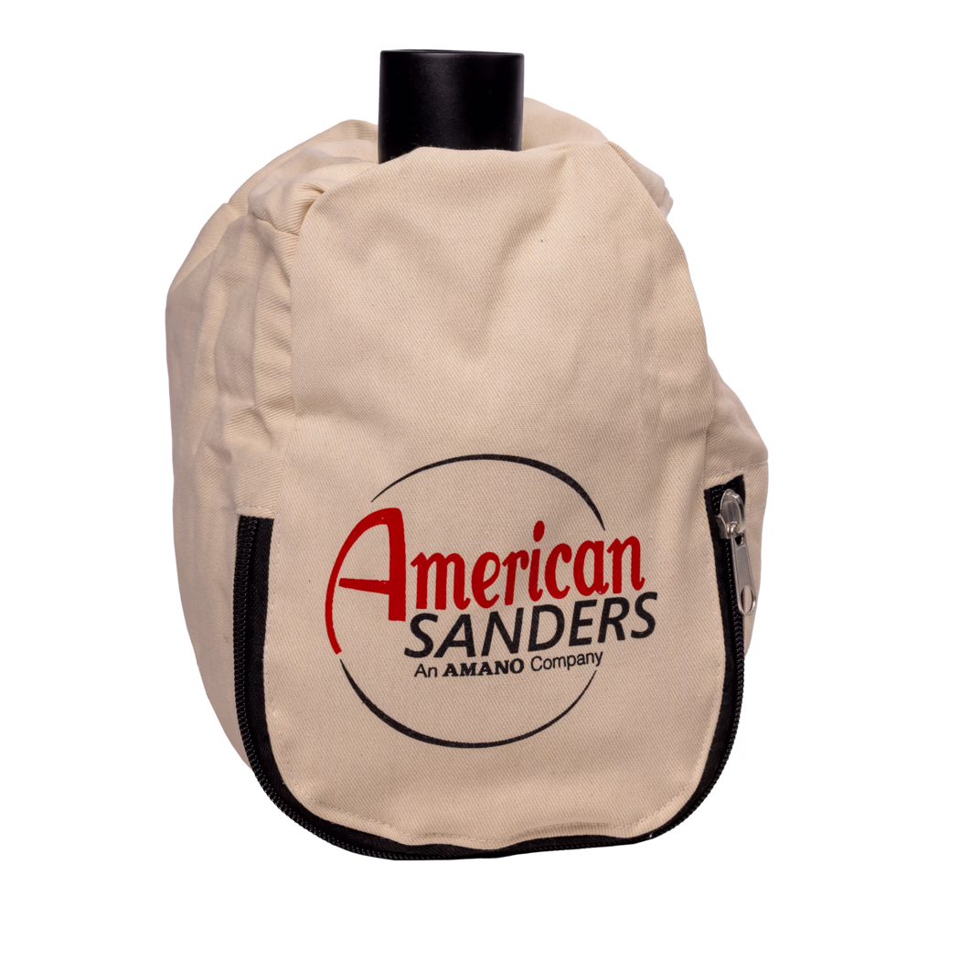 Derendinger_Dummy_58099_Staubsack-Spinner-neu_2023.12 Nahaufnahme eines beigen Canvas-Rucksacks von vorne. Das Bild zeigt den oberen Bereich mit einem schwarzen, zylindrischen Griff oder Schaufensterkopf, sichtbare Falten und Knicke im Stoff sowie die detaillierte Canvas-Struktur. An der Seite der Fronttasche verläuft ein schwarzer Reißverschluss mit Metallreißverschluss; das aufgedruckte Logo 'American SANDERS An AMANO Company' ist in Rot und Schwarz mit einer teilweise sichtbaren Kreisgrafik zu erkennen. Der Hintergrund ist sauber weiß, die Beleuchtung neutral und gleichmäßig, wodurch Materialdetails, Nähte und Beschläge betont werden.
