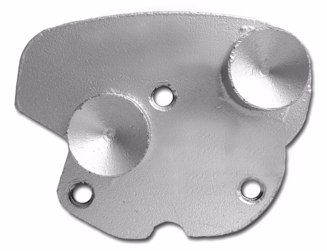 58742_Diamant Eine silberfarbene gegossene Metallplatte mit unregelmäßiger Form, zwei erhabenen kreisförmigen Zapfen, drei Befestigungsbohrungen (eine zentral und zwei unten) und einer strukturierten Oberfläche, typisch für Druckguss.