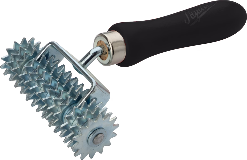WOLFF_Dummy_34830_Carpet seam roller_2025-08 Nahaufnahme eines metallenen Nadelrollers mit mehreren ineinandergreifenden, sternförmigen Walzen und einem ergonomischen schwarzen Griff. Die verzinkten Walzen besitzen scharfe, gleichmäßig angeordnete Zähne auf mehreren kleinen, auf einer Achse drehbaren Rädern; sie sind in einem stabilen verchromten Rahmen befestigt, der über eine gebogene Metallschafft mit einem gepolsterten schwarzen Kunststoffgriff verbunden ist. Das Werkzeug ist vor weißem Hintergrund fotografiert und wird zum Andrücken von Nähten, Aufrauen von Oberflächen, Erzeugen von Texturen oder zur Verbesserung der Haftung bei Bodenbelägen, Tapezieren, Lederarbeiten oder Bastelarbeiten verwendet.