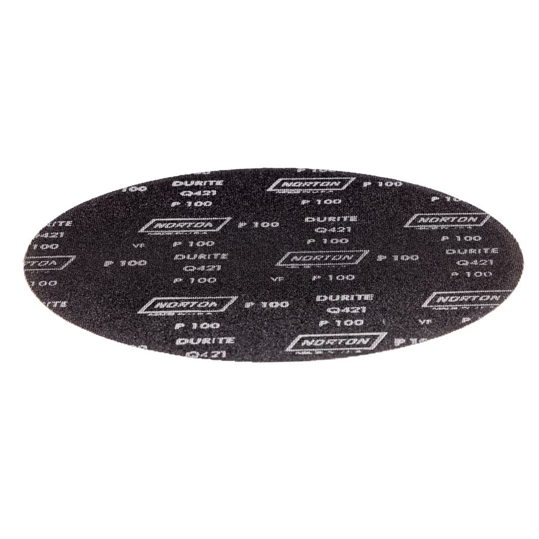 Derendinger_Dummy_57287_Schleifnetzscheibe-Q421_2023.12 Ein ovaler Schleifscheibe mit schwarzer Oberfläche und aufgedrucktem Branding. Das Logo 'Norton' und die Modellnummer 'G-21' sind deutlich sichtbar, zusammen mit der Korngröße 'P 100' und weiteren Markierungen, die darauf hindeuten, dass sie für verschiedene Schleifanwendungen ausgelegt ist.