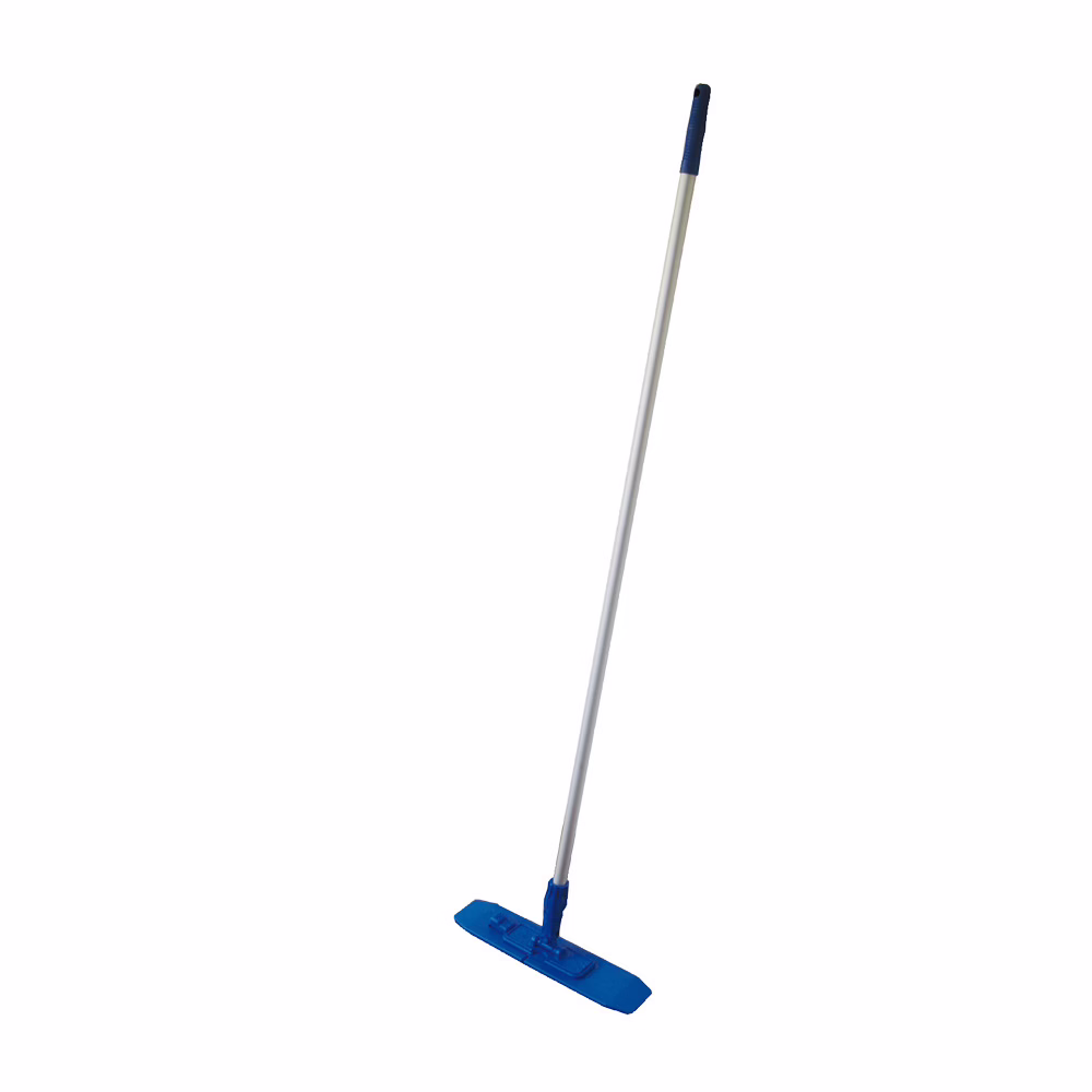 RZ_Web Dummy_RZ Klapphalter_1000x1000px_2019-08 Ein blauer Bodenwischer mit einem langen silbernen Griff, der zum Reinigen von Oberflächen verwendet wird, indem Wasser oder Flüssigkeit weggeschoben wird.