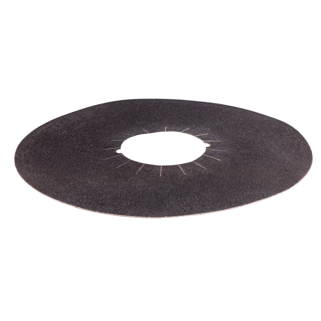 Derendinger_Dummy_56958_Schleifscheibe-gedoppelt_2023.12 Ein rundes Stück schwarzes Schleifpapier mit einem Loch in der Mitte. Das Schleifpapier hat eine raue Textur, die zum Schleifen von Oberflächen geeignet ist. Der Durchmesser scheint größer als das Loch in der Mitte zu sein, das zum Montieren auf einem Schleifwerkzeug gedacht ist. Es wird typischerweise verwendet, um Holz- oder Metalloberflächen zu verfeinern, was seine Praktikabilität in manuellen und elektrischen Werkzeuganwendungen betont.