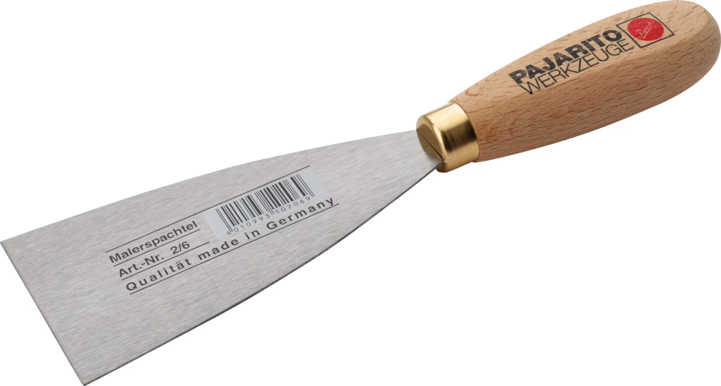 Ein Malerspachtel mit breiter Edelstahlklinge und rundem Holzgriff. Die flache, leicht zugespitzte Klinge zeigt einen aufgedruckten Barcode und deutschen Text 'Malerspachtel Art.-Nr. 2/6 Qualität made in Germany'. Auf dem Griff steht das Logo 'PAJARITO WERKZEUGE' und ein rotes Emblem. Eine Messinghülse verbindet Klinge und Griff. Das Werkzeug ist vor weißem Hintergrund, gut beleuchtet, fotografiert und zeigt Holzmaserung sowie gebürstete Metalloberfläche; geeignet zum Schaben, Auftragen von Spachtelmasse oder Glätten von Farbe.