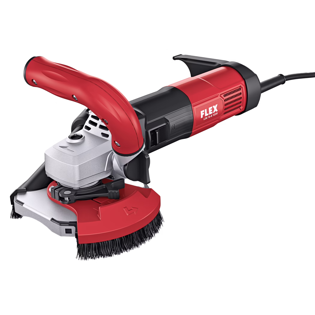 Derendinger_Dummy_87803_FLEX_Betonschleifer_LDE 2023.11 Eine FLEX Schleifmaschine mit einem roten und schwarzen Design. Das Werkzeug verfügt über einen komfortablen Griff, ein Motorengehäuse und einen runden Schleifaufsatz mit Borsten für verbesserte Funktionalität. Es wirkt robust und ist für verschiedene Schleifanwendungen geeignet.