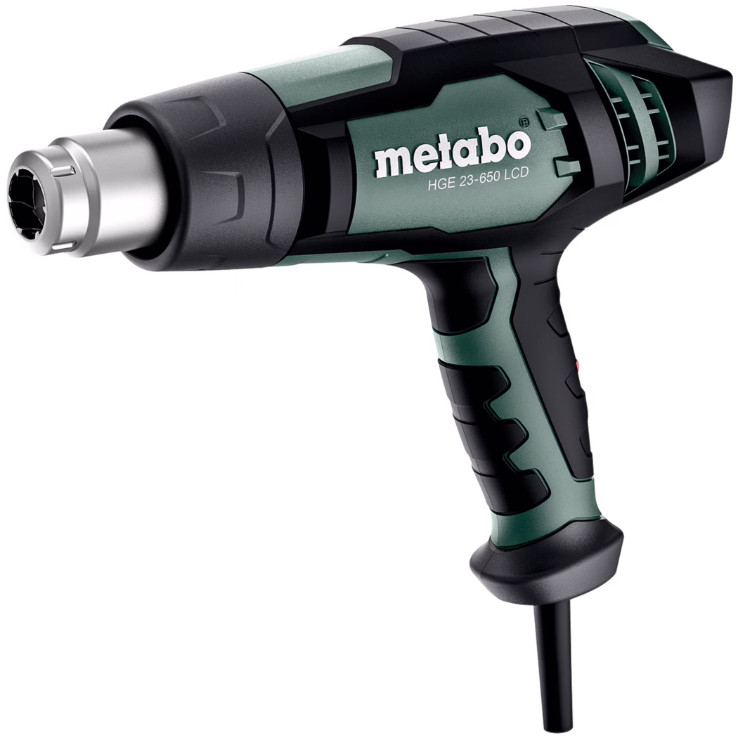 Derendinger_Dummy_163042_Heissluftgerät Eine Metabo Heißluftpistole Modell HGE 23-650 LCD wird angezeigt. Sie verfügt über ein schlankes Design mit einer grünen und schwarzen Farbgebung, einem komfortablen Griff und einem LCD-Display für temperatureinstellungen. Die Düse ist aus Metall, entworfen für eine effiziente Wärmeabgabe, und ein Stromkabel ist sichtbar, was darauf hinweist, dass es sich um ein elektrisches Werkzeug für Heizaufgaben handelt.