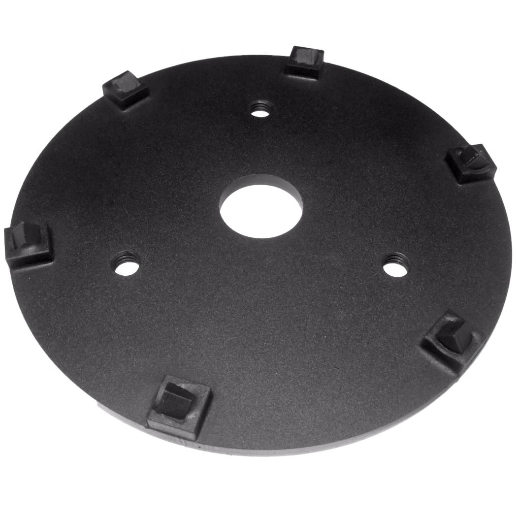 Derendinger_Dummy_163049_DS-Zorro Schwarze, runde Kunststoff-Montageplatte mit zentralem runden Loch und drei kleineren, radial angeordneten Gewindelöchern; sechs kleine quadratische Nasen entlang des Randes; matte, leicht strukturierte Oberfläche; vermutlich ein spritzgegossenes Bauteil zum Befestigen oder Ausrichten von Komponenten in einer mechanischen Baugruppe.