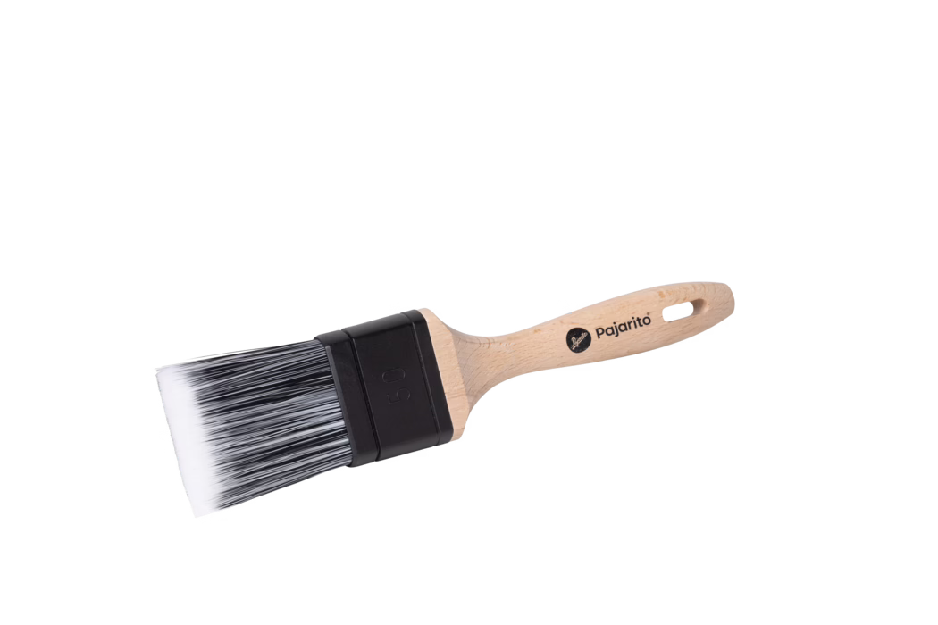 Pajarito_Dummy_Flat brush Water Maxx P-Line_179076_179077_179078_179079_2024-02 Ein hochauflösendes Studiofoto eines Flachpinsels mit einem Holzgriff und synthetischen schwarz-weißen Borsten. Der Griff besteht aus hellem Buchenholz, ist ergonomisch geformt und hat ein Aufhängeloch; die Marke 'Pajarito' ist auf dem Griff aufgedruckt. Die Zwinge ist aus schwarzem Kunststoff mit der Prägung '50' und hält dichte, gerade Borsten, die an den Spitzen weiß und an der Basis schwarz sind. Der Pinsel liegt auf einem sauberen weißen Hintergrund, leicht diagonal gezeigt, wodurch die flache, quadratische Borstenform und die professionelle Verarbeitung betont werden.