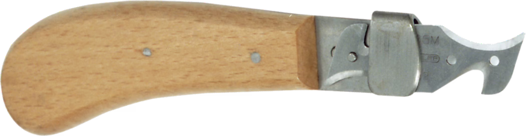WOLFF_Dummy_13880_designer cutting knife_2017-07 Handlicher, manueller Dosenöffner mit einem glatten, hellbraunen Holzgriff, der ergonomisch abgeflacht und leicht gebogen ist, um gut in die Hand zu passen. Zwei kleine Metallnieten befestigen den Griff an einem kompakten Edelstahlöffnerkopf. Der Metallkopf ist leicht klappbar und verfügt über eine Haken-Schneide sowie eine Ausstülpung zum Öffnen von Flaschen; ein abgerundeter Metallbügel hält die beweglichen Teile. Die Stahloberfläche zeigt feine Werkzeugspuren und eine eingeprägte Herstellerkennzeichnung. Das Objekt ist horizontal auf weißem Hintergrund fotografiert.