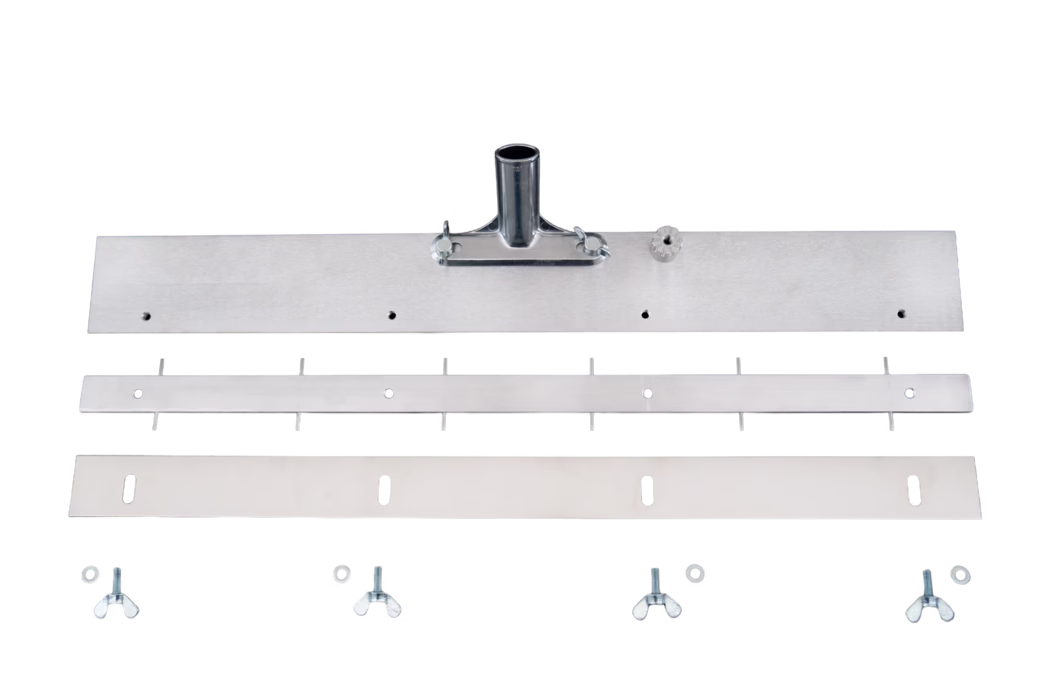 WOLFF_Dummy_51318_Pin rake_1_2026-03 Produktaufnahme von oben vor weißem Hintergrund: mehrere unmontierte Metallteile — drei lange flache, gebürstete Stahlbleche mit Löchern und Schlitzen, ein zentraler Halter mit rundem Rohrsockel für einen Griff, eine Leiste mit kleinen Stiften sowie vier Flügelmuttern, Unterlegscheiben und Schrauben, ordentlich angeordnet.