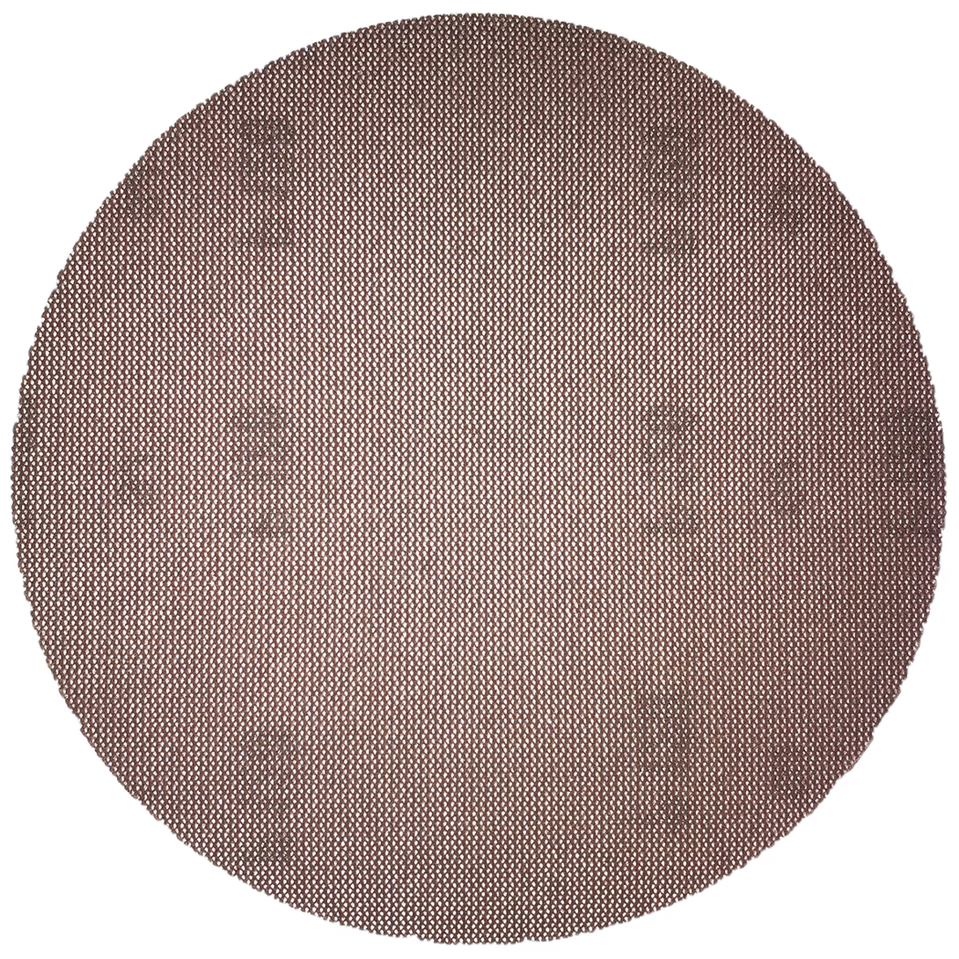 Eine strukturierte runde Matte aus gewebtem Material, die ein gitterartiges Muster aufweist und ein kompliziertes Oberflächendesign schafft. Die Matte scheint in einer neutralen Farbe gehalten zu sein, die für verschiedene Einrichtungsstile geeignet ist. Die Kanten sind leicht ausgefranst, was dem Gesamtbild eine sanfte Note verleiht. Diese Matte kann in Wohnräumen, Essbereichen oder Eingangsbereichen verwendet werden, um die ästhetische Anziehungskraft zu erhöhen und Komfort zu bieten.
