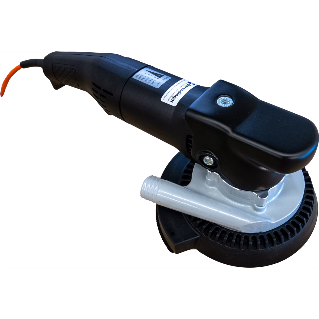 Derendinger_Dummy_184125_GeckoFlex2.0_2025.05 Nahaufnahme eines elektrischen Handpolierers/Schleifers vor weißem Hintergrund. Zu sehen ist ein schwarzer, ergonomischer Griff mit strukturierter Gummierung, ein orangefarbenes Netzkabel, ein Aufkleber mit Drehzahlstufen und eine Metallschraube auf dem Gehäuse. Sichtbar sind das Kunststoffgetriebegehäuse und ein Teil der runden Stützscheibe mit einer weißen Polierrolle; die Oberflächen aus Kunststoff und Metall zeigen Werkstoffstruktur mit minimalen Gebrauchsspuren, geeignet für Auto- oder Möbelpolitur.