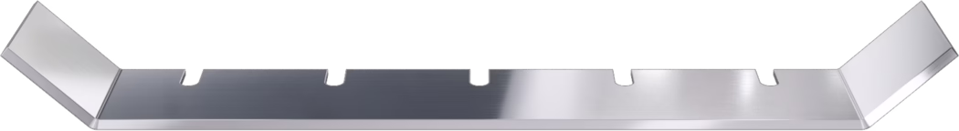 WOLFF_Dummy_173451_CWS-U-Blade 350x60x3,0mmx45°_2025-08 Gebürsteter Edelstahl-Montagewinkel von vorn: eine lange flache Leiste mit zwei nach außen abgewinkelten Endlaschen und vier rechteckigen Einkerbungen entlang der Oberkante; glatte, leicht reflektierende gebürstete Oberfläche und abgeschrägte Kanten.