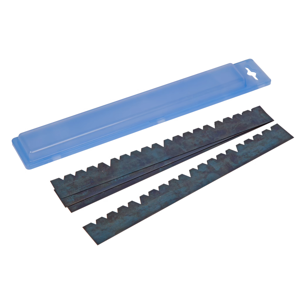 UZIN_Dummy_Solid board notched trowel blade_2016-09 Eine lange, halbtransparente blaue Kunststoff-Aufbewahrungsbox liegt oberhalb von drei langen, dunklen Metallstreifen mit gleichmäßig verteilten sägezahnförmigen Einkerbungen an einer Kante. Die Metallstreifen zeigen eine leicht verwitterte blau-grüne Patina und sind fächerförmig auf einem weißen Hintergrund angeordnet. Die Aufnahme ist freigestellt und für eine Produktpräsentation geeignet.