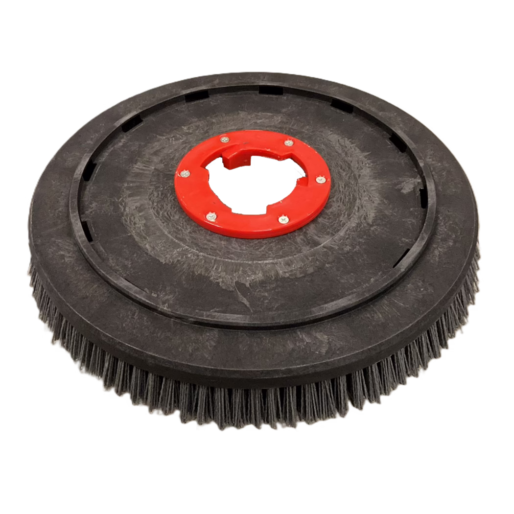 Derendinger_Dummy_185715_Nylon-Schleifbürste_410mm_DSW Ein runder Reinigungsbürstenaufsatz mit einer robusten schwarzen kreisförmigen Basis, von deren Außenrand Borsten ausgehen, ergänzt durch ein zentrales rotes Teil für Befestigungszwecke.