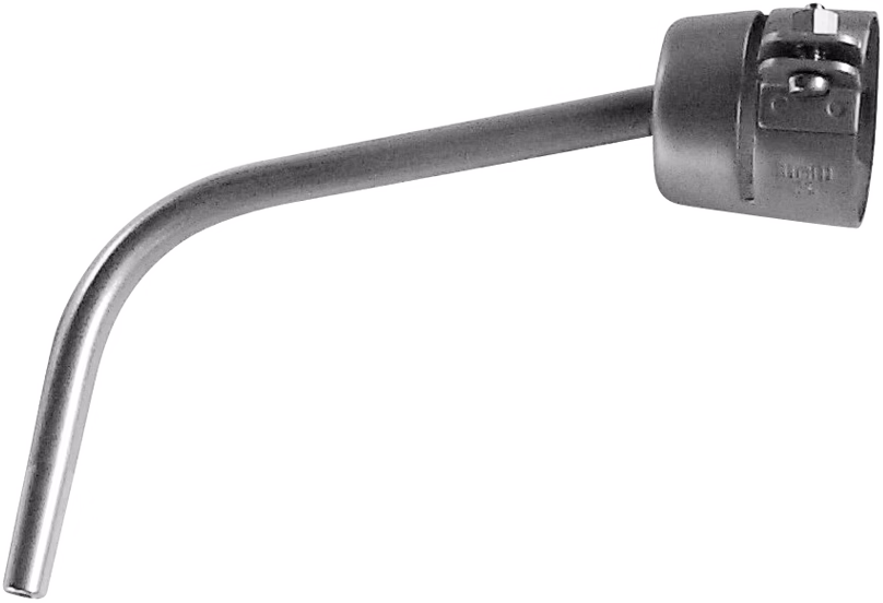 Ein silberner metallischer L-förmiger Auslass bzw. gebogenes Rohr mit zylindrischem Kopf und klemmenähnlicher Befestigung, fotografiert vor weißem Hintergrund. Die glatte Metallstange ist etwa 90 Grad gebogen und endet in einer kurzen geraden Spitze; das größere zylindrische Ende enthält eine Befestigungsbügel und wirkt wie ein Brenneraufsatz oder ein ähnliches Werkzeugbauteil.