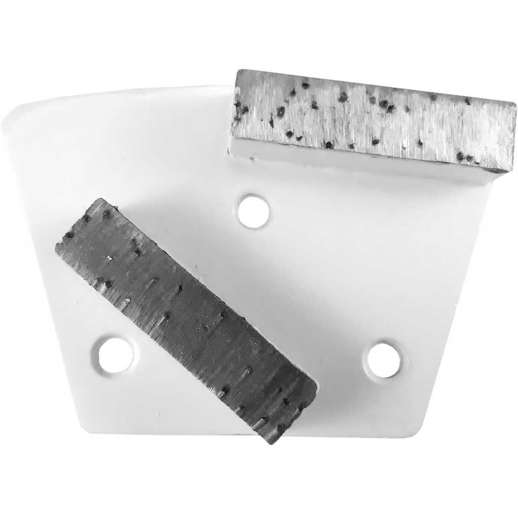 Derendinger_Dummy_68236_Diamant_Segment_DS-Quad_2019.12 Nahaufnahme einer dreieckigen weißen Kunststoff- oder Keramik-Schleifscheibe mit drei runden Löchern und zwei befestigten rechteckigen Metallsegmenten, mit Gebrauchsspuren und dunklen Flecken, vor weißem Hintergrund.